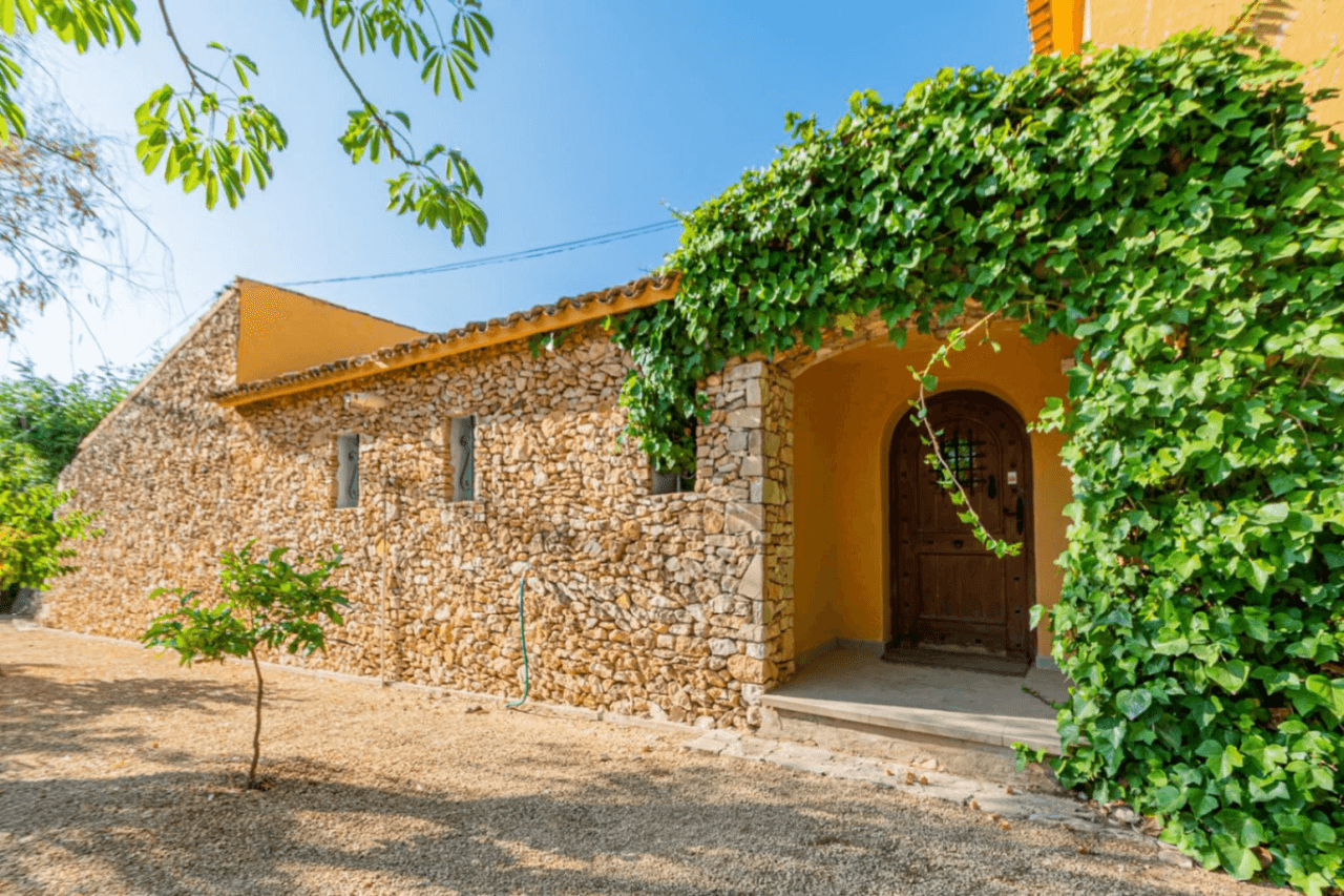 Chalet en venta en Camp d'esports, Lérida con piscina y 3 habitaciones
