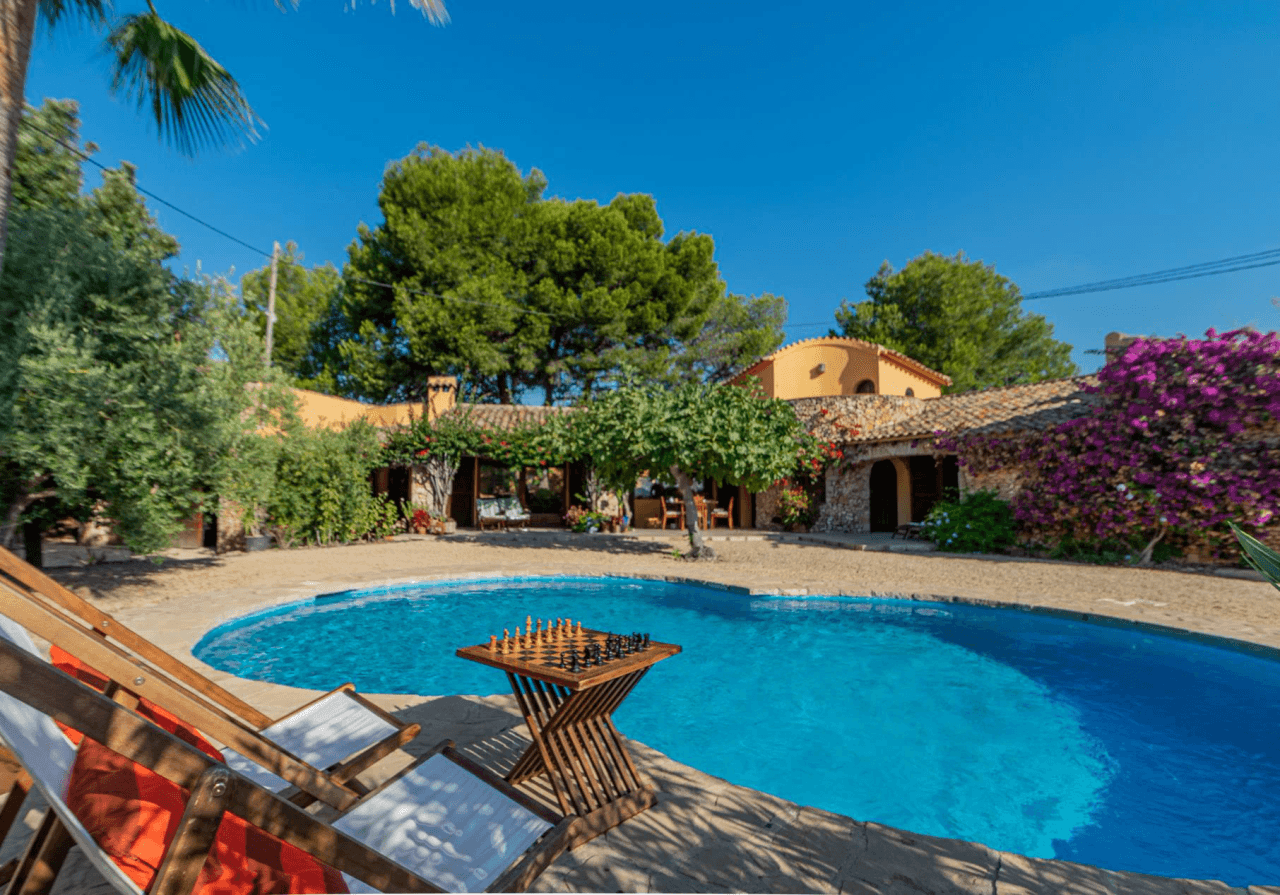Chalet en venta en Camp d'esports, Lérida con piscina y 3 habitaciones